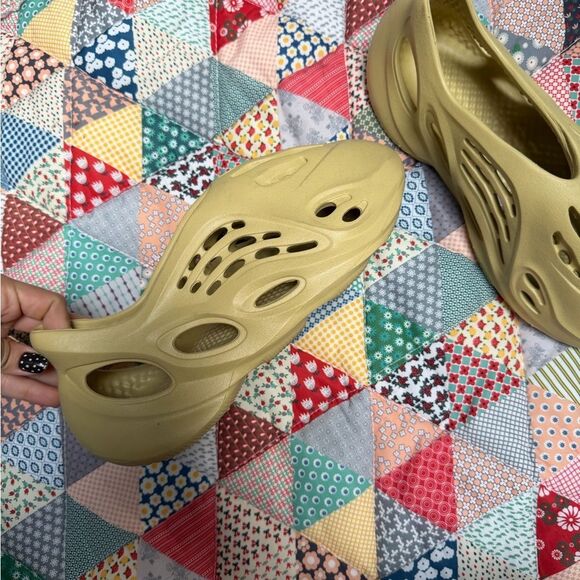 Stylish Beige Slip-On Shoes Yeezy Foam Runner size 9 women - Picture 5 of 9